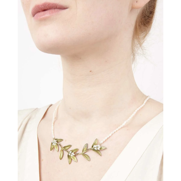 Flowering Myrtle Pearl Contour Necklace